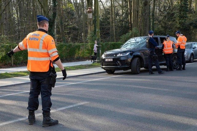 Policías belgas revisan a los conductores en una avenida en Bruselas. Foto Afp 