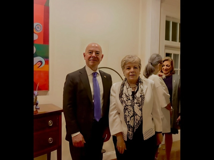 El secretario de Seguridad Nacional de EU, Alejandro Mayorkas, y la canciller Alicia Bárcena, con motivo de su encuentro en Washington, el 10 de agosto de 2023. Foto tomada de Twitter @aliciabarcena