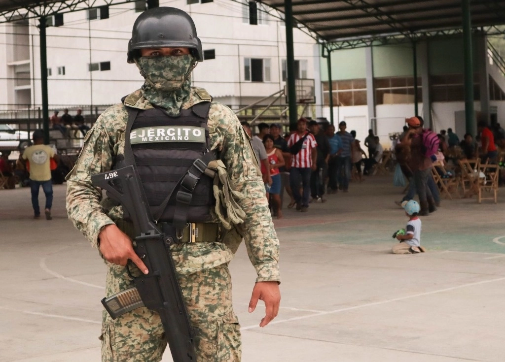 Campamento de desplazados por la violencia en Petalcingo, Chiapas. Ciudadanos se han organizado para entregar despensa a la población afectada. Al menos 20 elementos del Ejército resguardan las actividades de las familias afectadas. Foto Cuartoscuro 