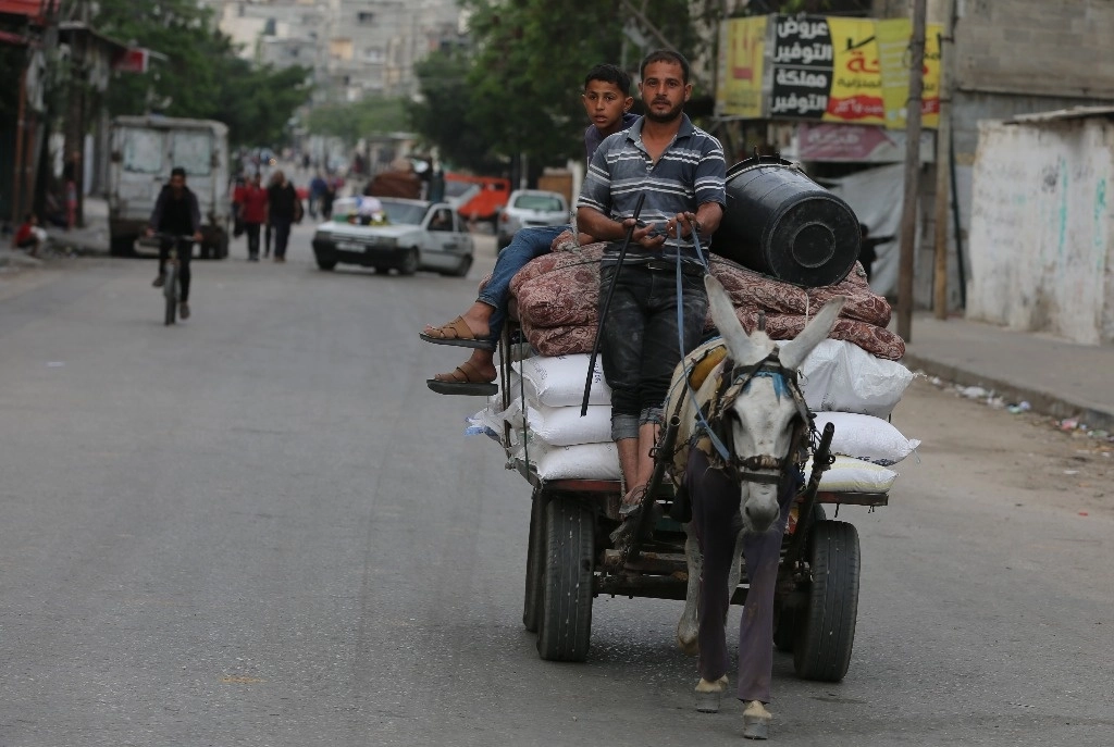 Palestinos huyen de sus hogares en Rafah, al sur de la franja de Gaza. Foto Xinhua