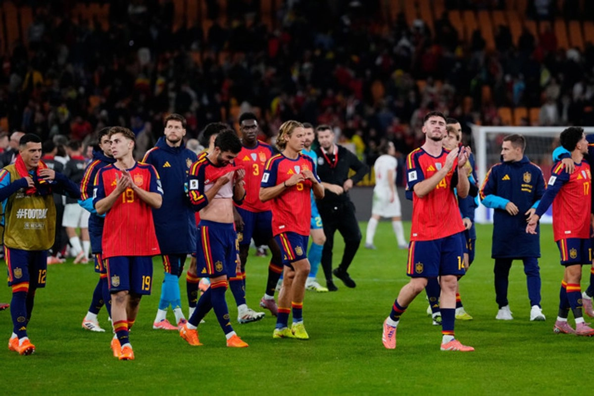 Jugadores de la Selección de España festejan al término del encuentro. Foto 