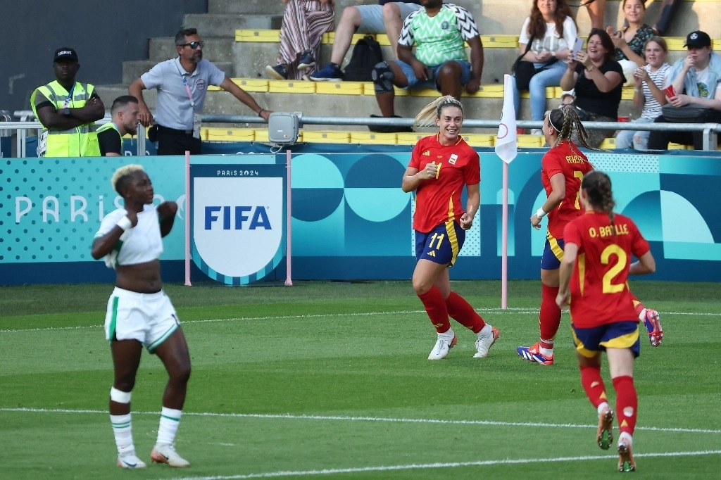 Alexia Putellas celebra con sus compañeras tras marcar el primer gol de su equipo en el partido entre España y Nigeria durante los Juegos Olímpicos de París, en el estadio La Beaujoire de Nantes, el 28 de julio de 2024. Foto Afp