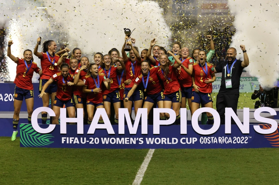 Las jugadoras posando junto a la copa. Foto Afp