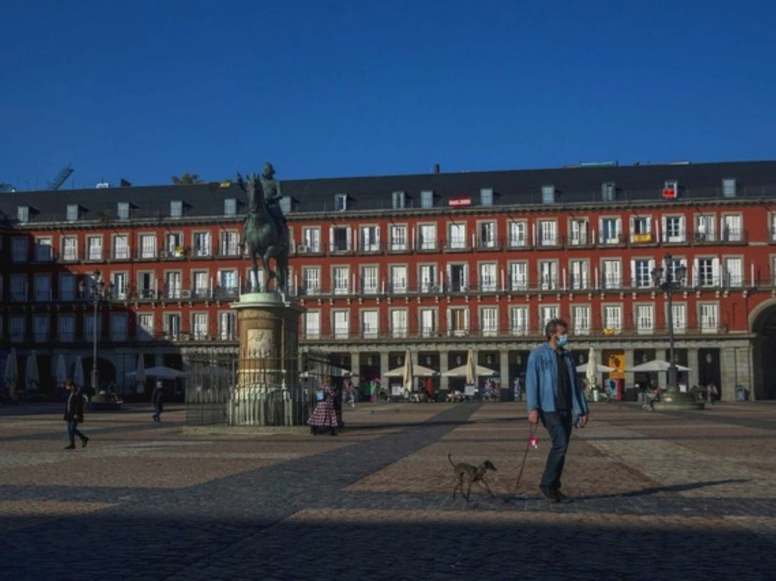 El gobierno español decretó la aplicación del estado de alarma durante 15 días en Madrid y otros municipios aledaños para reinstaurar el confinamiento perimetral que fue revocado la víspera por la justicia y poder contener así la pandemia. En la imagen, la Plaza Mayor. Foto Ap