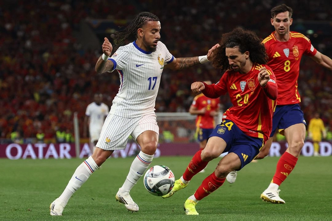 El defensa francés número 17 Malo Gusto (izq.) y el defensa español número 24 Marc Cucurella disputan el balón durante la semifinal de la Liga de Naciones de la UEFA entre España y Francia.