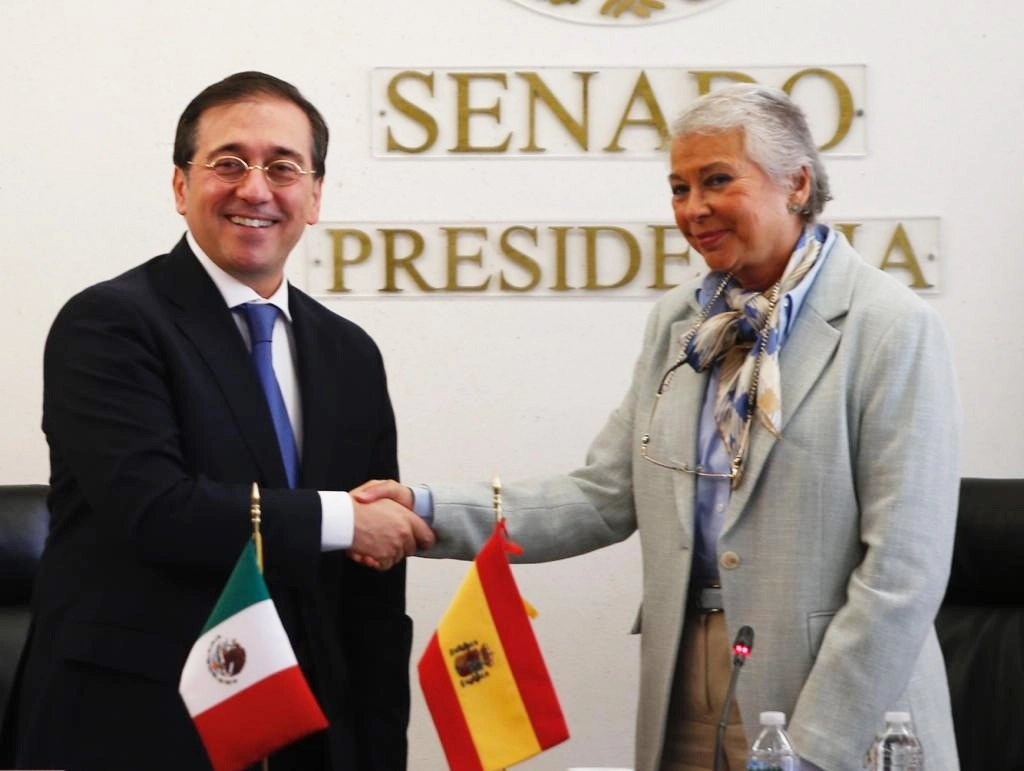 El canciller de España, José Manuel Albares, acompañado de la presidenta de la Mesa Directiva del Senado, Olga Sánchez Cordero, durante la visita del diplomático en el Senado de la República, el 9 de marzo de 2022. Foto Guillermo Sologuren
