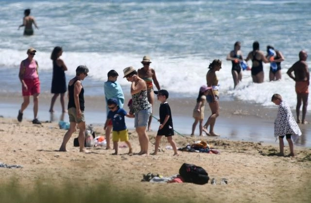 Tres ciudades de la costa atlántica francesa volverán a cerrar sus playas solo unos días después de su reapertura, debido a que la gente no está respetando el debido distanciamiento físico. Foto Afp 