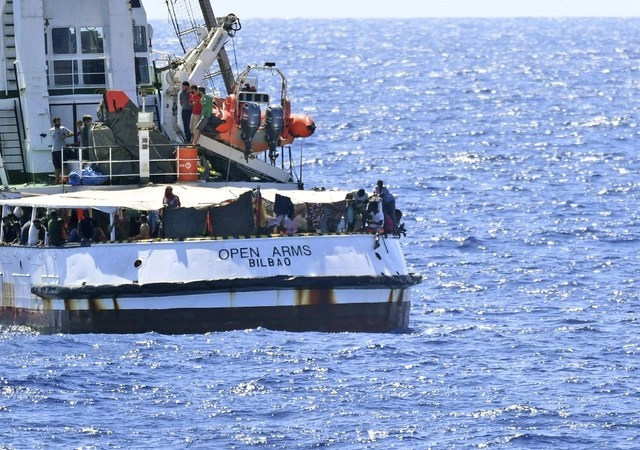 Migrantes a bordo del Open Arms cerca de Lampedusa, Italia, en agosto de 2019. Foto Ap /Archivo
