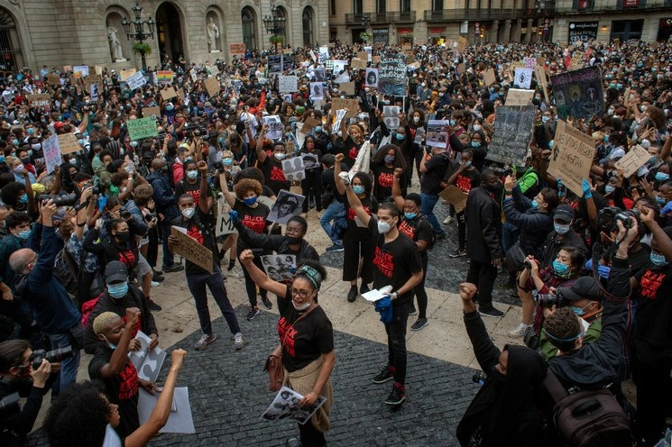 Protestas en Barcelona, España, contra la muerte de George Floyd y la brutalidad de la policía. Foto Ap