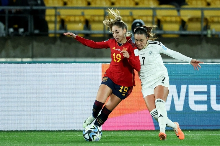 La defensora española, Olga Carmona (izquierda), y la mediocampista costarricense, Melissa Herrera (derecha) durante el partido de fútbol del Grupo C de la Copa Mundial Femenina de Australia y Nueva Zelanda 2023. Foto Afp