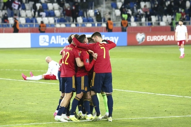 Dani Olmo, autor del gol de la victoria es celebrado por sus compañeros de la ‘Roja’. Foto Ap
