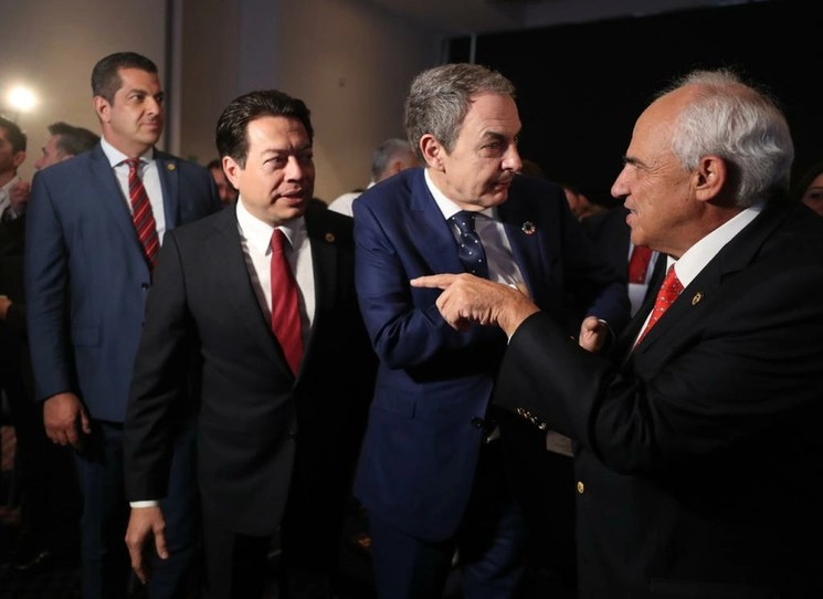 El subsecretario de Gobierno, Ricardo Peralta; Mario Delgado, coordinador de Morena en San Lázaro; José Luis Rodríguez Zapatero, ex presidente español; y Ernesto Samper, ex presidente colombiano en la Primera Asamblea Nacional Ordinaria de la Asociación Nacional de Legisladores de la Cuarta Transformación. Foto José Antonio López
