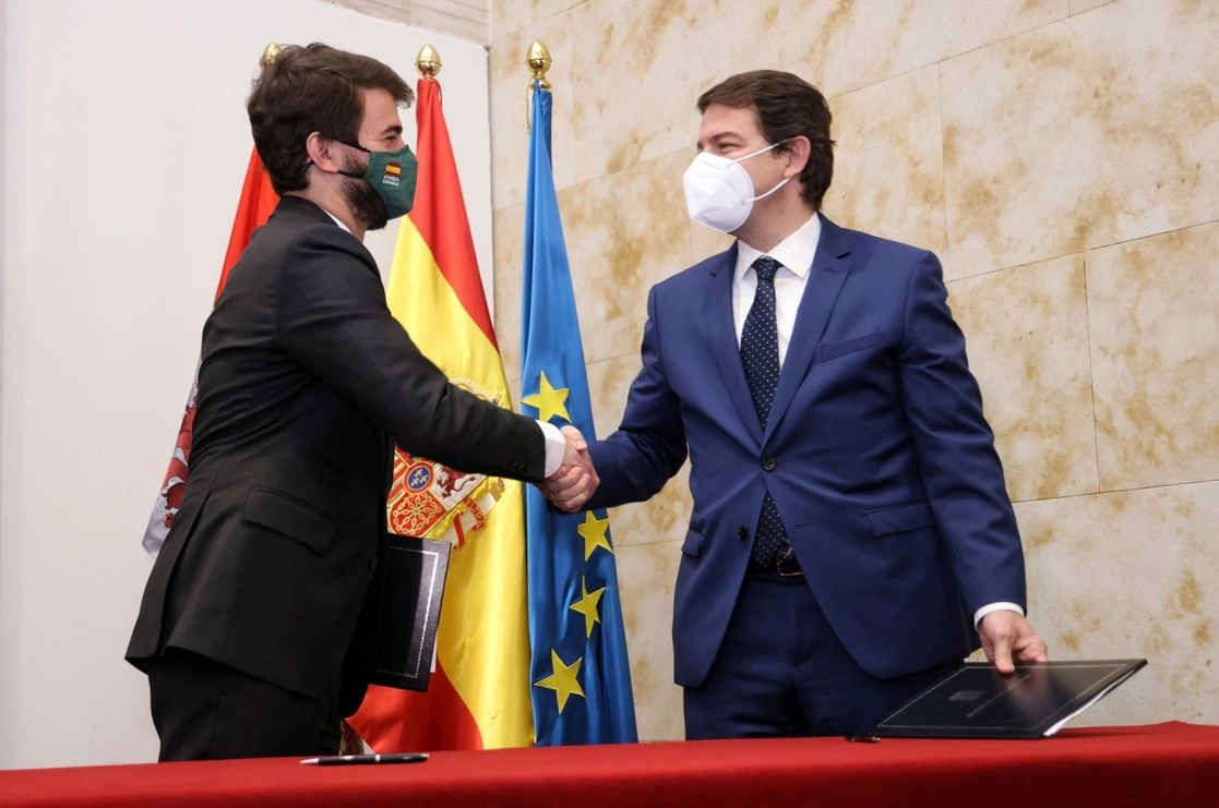 El líder de Vox en Castilla y León, Juan García-Gallardo (izq.), y el presidente en funciones de la Junta de Castilla y León, Alfonso Fernández Mañueco, se dan la mano tras la firma del pacto de Gobierno, después del acto de constitución de las Cortes de Castilla y León, en Valladolid, Castilla y León, el 10 de marzo de 2022. Foto Europa Press