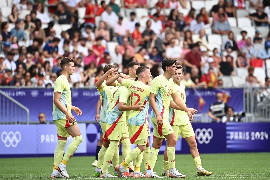 España derrotó 3-1 a República Dominicana, en Burdeos, y se convirtió en la primera selección clasificada a cuartos de final del torneo masculino de futbol de los Juegos Olímpicos, el 27 de julio de 2024. Foto Afp