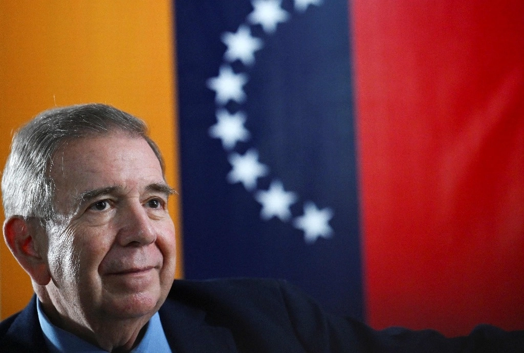 El candidato presidencial opositor venezolano por el partido Plataforma Unitaria Democrática, Edmundo González Urrutia, posa para una fotografía durante un evento con el partido opositor Voluntad Popular en Caracas el 23 de mayo de 2024. Foto Afp