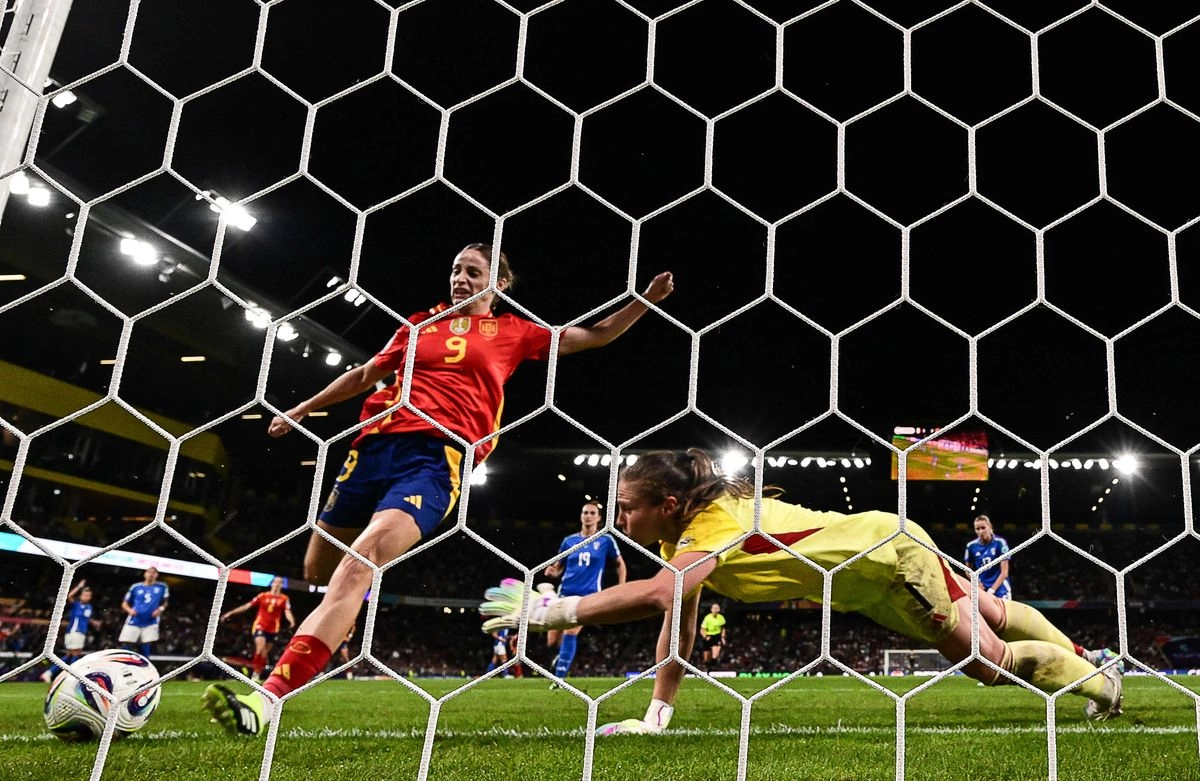 La delantera española #09 Esther González (izq.) marca el tercer gol de su equipo ante la guardameta italiana #01 Laura Giuliani durante el partido del Grupo B de la Eurocopa Femenina de la UEFA 2025 entre Italia y España en el Estadio Wankdorf en Berna, el 11 de julio de 2025. Foto