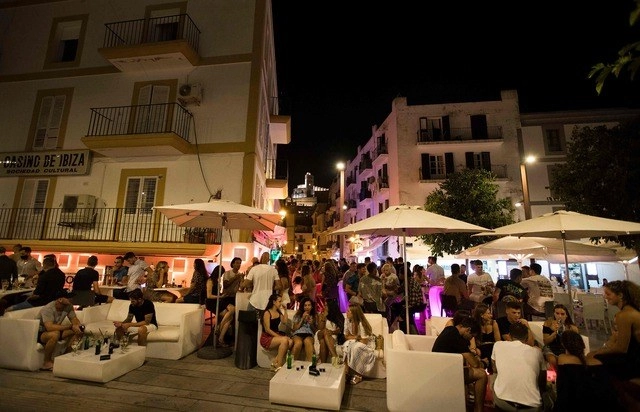 El número de casos confirmados de coronavirus en España se situó en 288 mil 522 este viernes, un alza diaria de mil 525 contagios que es la más alta desde el fin del estado de alarma. En la imagen, personas reunidas en un bar en Ibiza. Foto Afp