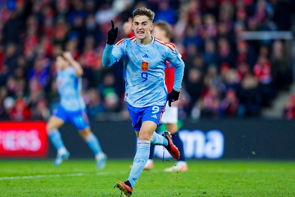 Gavi anotó el solitario gol de España ante Noruega, que con la derrota pierde toda esperanza de disputar el torneo continental. Foto Afp