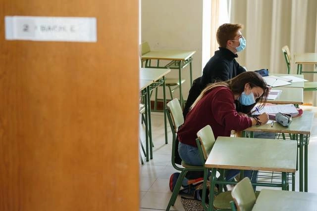 Alumnos del Instituto López de Mendoza, en Burgos, España, luego de la reapertura de escuelas en la comunidad Castilla y León. Foto Afp