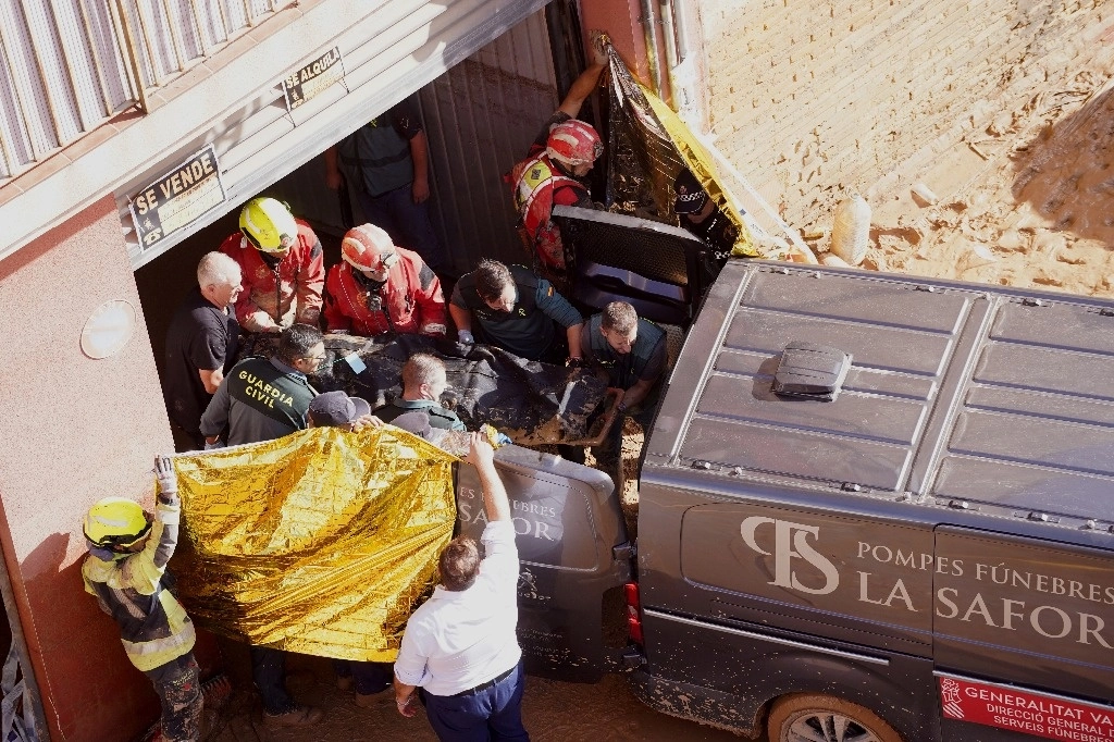 Elementos de la Guardia Civil trasladan una víctima de las inundaciones en Valencia. Foto Ap