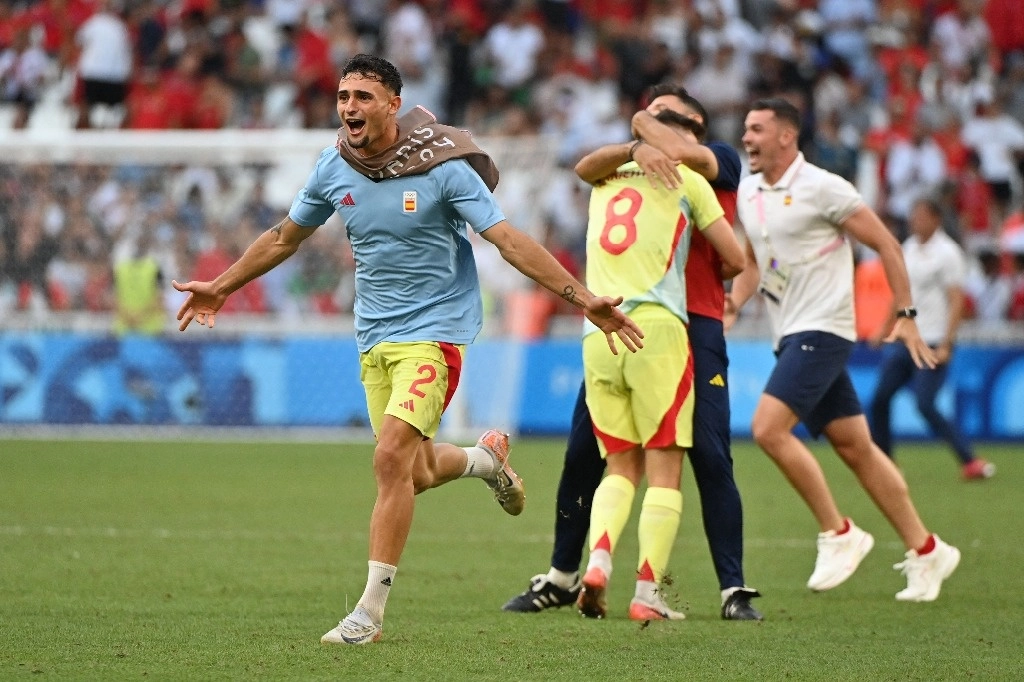 El defensa español Marc Pubill (izq.) y sus compañeros celebran su victoria sobre Marruecos al final del partido de semifinales de fútbol masculino entre Marruecos y España de los Juegos Olímpicos de París 2024 en el Estadio de Marsella en Marsella el 5 de agosto de 2024. Foto Afp 