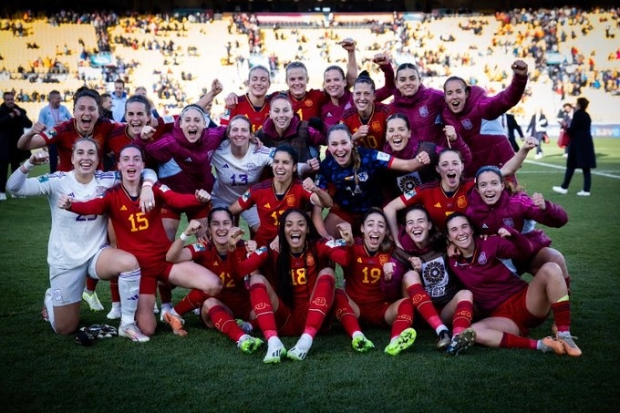 Jugadoras de la selección de España al término del encuentro. Foto tomada de la cuenta de Twitter @SEFutbolFem
