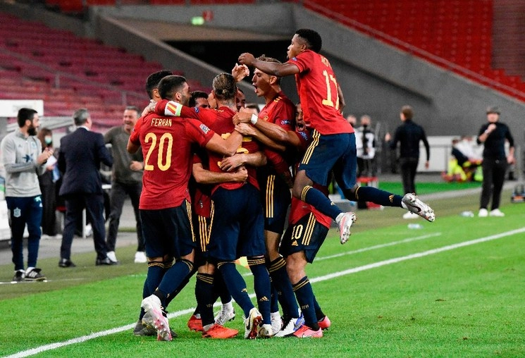 Los jugadores de España celebran después de anotar durante el partido contra Alemania. Foto Afp