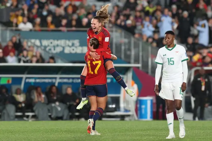 Alba Redondo e Irene Guerrero de España celebran la quinta amnotación ante la selección de Zambia, en el Mundial Femenil de Futbol, el 26 de julio de 2023. Foto Ap  

