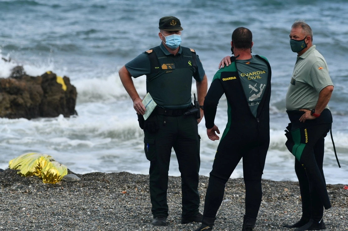 La policía española reportó el hallazgo del cadáver de un adulto en la playa del Tarajal. Foto Afp
