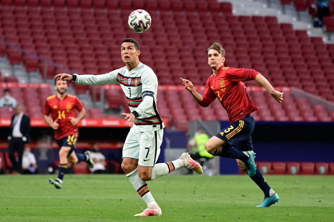 El portugués, Cristiano Ronaldo y el español, Diego Llorente disputan el balón en el duelo de preparación rumbo a la Eurocopa. Foto Afp 