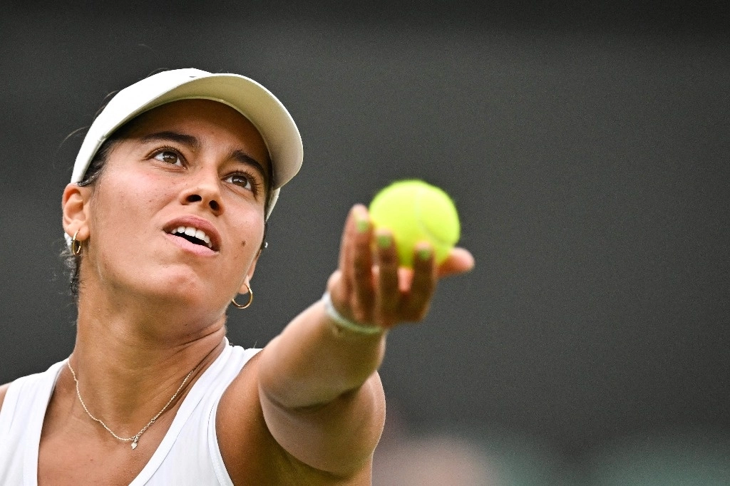 La checa Marketa Vondrousova, que el año pasado se convirtió en la primera mujer no cabeza de serie en levantar el título, se llevó una inesperada derrota por 6-4 y 6-2 ante la española Jessica Bouzas (en la imagen), el 2 de julio de 2024. Foto Afp