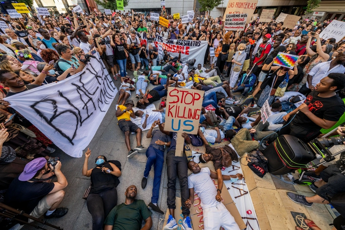 Tras la convocatoria de 37 ONG, miles de personas se concentraron durante dos días en más de 60 ciudades de España para exigir que se ponga fin a la masacre de migrantes subsaharianos en la frontera en Ceuta y Melilla. Foto Ap