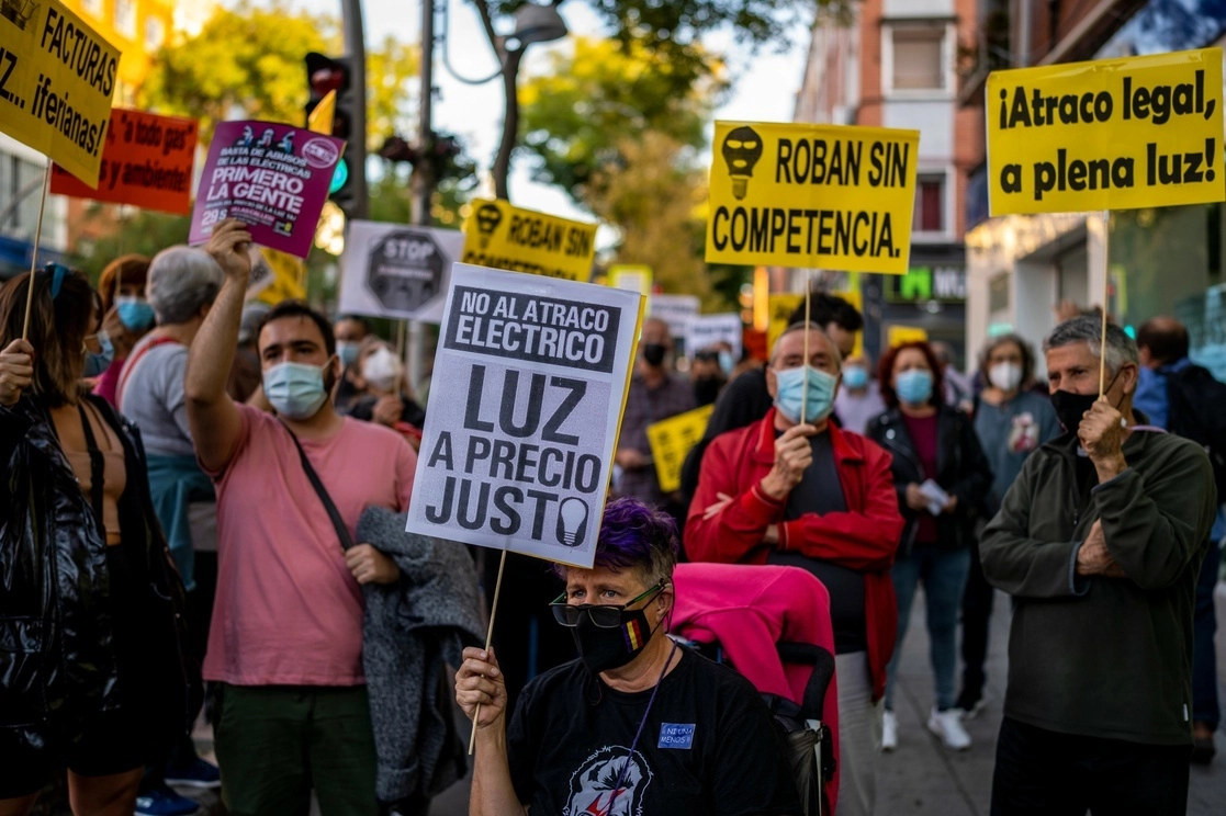 Protesta contra el aumento del precio de la electricidad en Madrid, España, el 6 de octubre de 2021. Foto Ap
