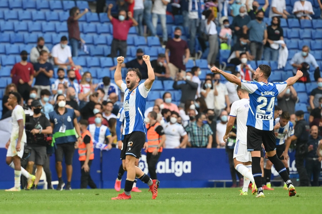 El recién ascendido Espanyol de Barcelona derrotó al Real Madrid con goles de Raúl de Tomás y Aleix Vidal. Foto Afp
