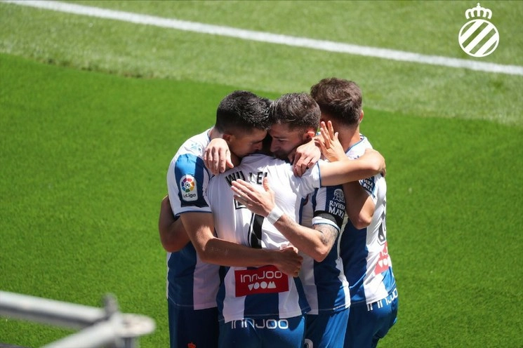 El Espanyol ganó 2-0 al Alavés este sábado en su campo sumando tres puntos de oro en su afán de conseguir la permanencia, en la 28ª jornada de LaLiga, la primera del campeonato tras la pandemia de coronavirus. Foto Twitter @RCDEspanyol