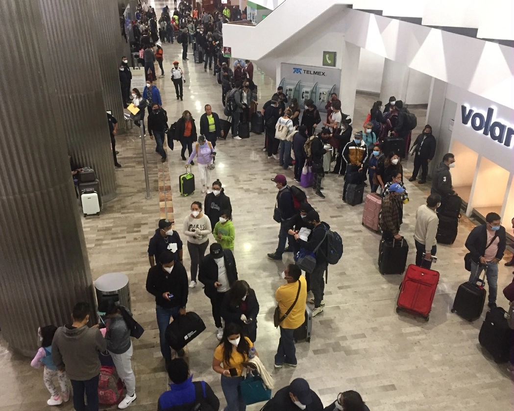 Especialistas en prevención de la UNAM recomendaron que debido a la pandemia los viajes se limiten a los necesario. Foto Guillermo Sologuren