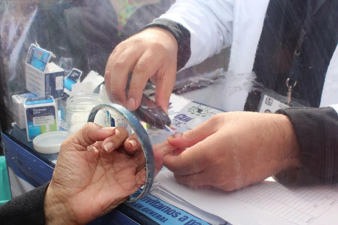 Para comenzar hablemos del costo, una plumita inyectable de 1.5 gramos cuesta 712 pesos, pero esta plumita solo es para una toma. Y el paciente necesita una inyección diaria. El gasto total al final de un mes de 30 días sería de 21 mil 360 pesos.