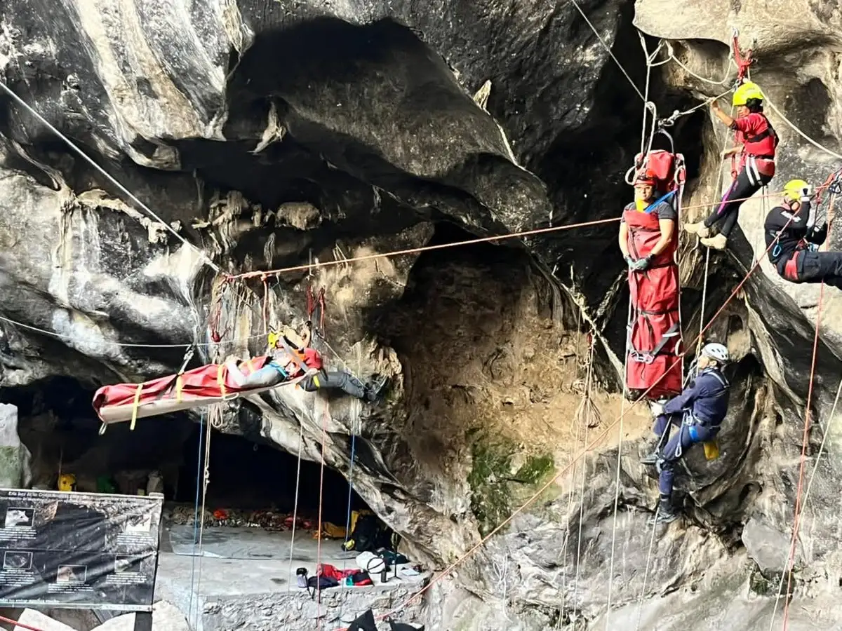 El grupo Espeleo Rescate México A.C. (ERM), conmemora 25 años de trabajo continuo con la realización del Sexto Curso Internacional de Rescate en Cavernas, que se lleva a cabo en las Grutas Xoxafi, municipio de Santiago de Anaya, Hidalgo. Foto