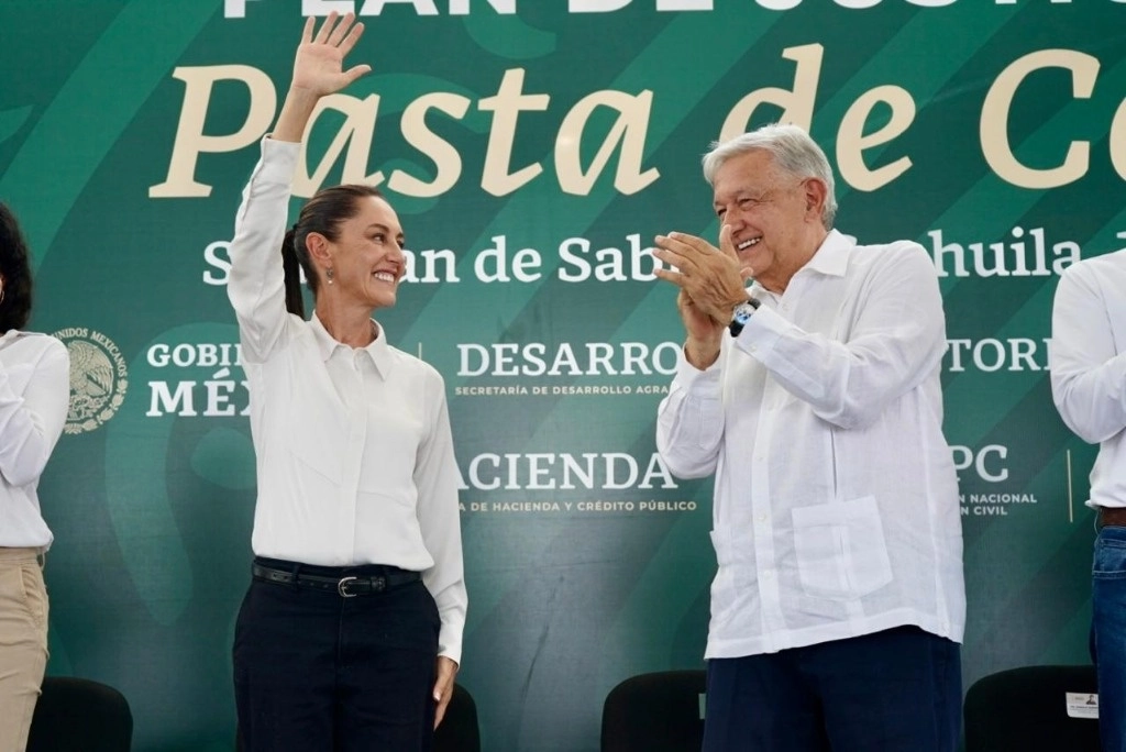 “Un señor que no voy a mencionar su nombre que era un obstáculo porque él era el que se oponía a que se rescatara la empresa y quería imponerse con sus caprichos, y (decía) que todo lo podía resolver con sus influencias; ya entregó todas las acciones y se puede aplicar aquello de que mucho ayuda el que no estorba", comentó el mandatario. Foto @SEGOB_mx 