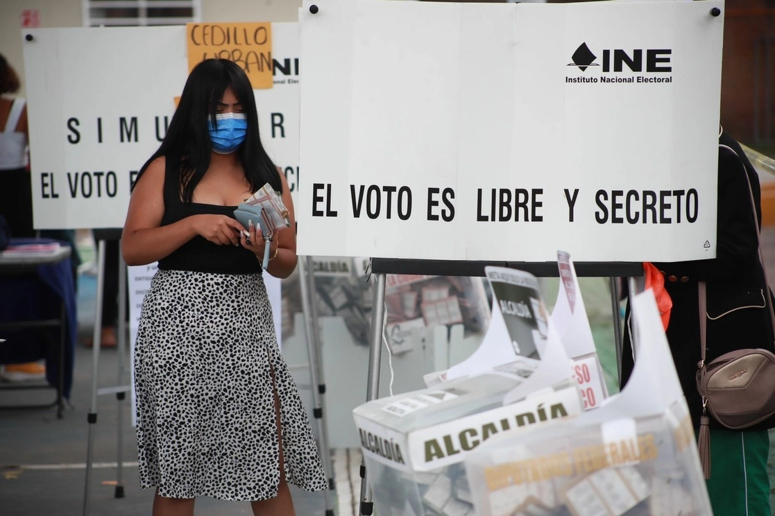 Una ciudadana emite su voto en Xochimilco, el 6 de junio de 2021. Foto Luis Castillo