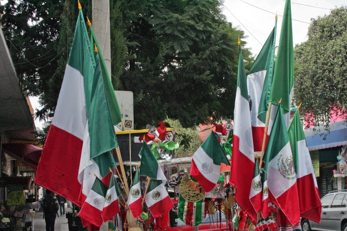 Un puesto ambulante de venta de banderas mexicanas, en una calle de la colonia Portales de la Ciudad de Mexico. Foto Roberto García Rivas