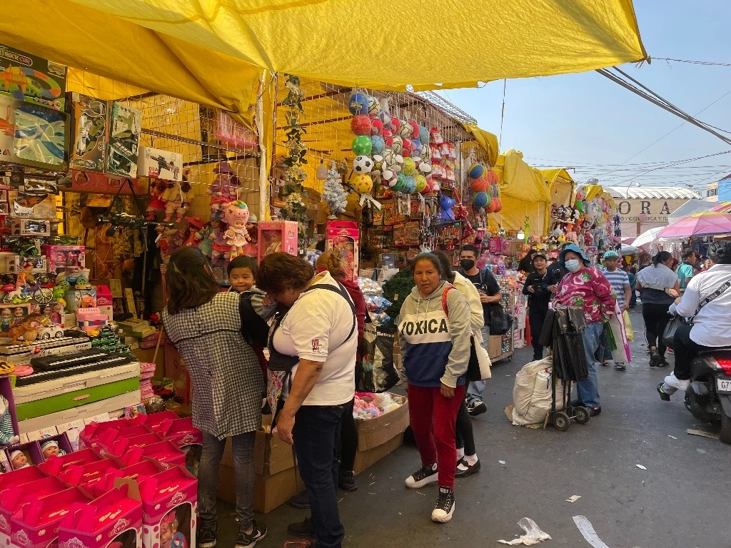 Ventas en la zona de la Merced. Foto Yazmín Ortega Cortés