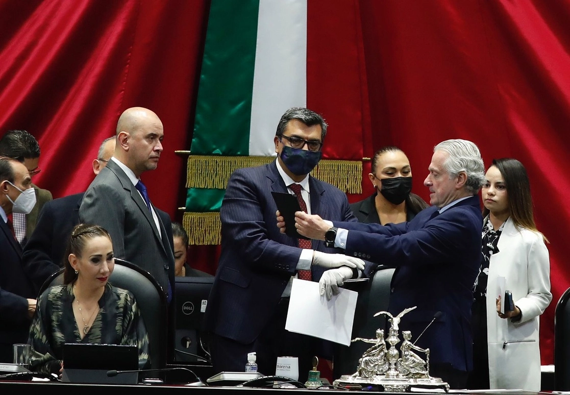 El presidente de la Mesa Directiva de la Cámara de Diputados, Santiago Creel, toma asistencia durante la sesión ordinaria en el recinto legislativo, el 29 de septiembre de 2022. Foto Cristina Rodríguez


