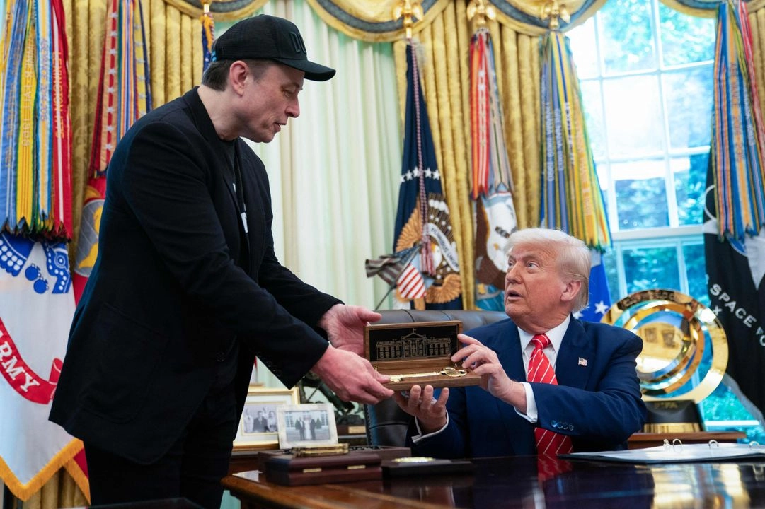 El presidente de Estados Unidos, Donald Trump, le entrega a Elon Musk una "llave de la Casa Blanca" durante una conferencia de prensa en la Oficina Oval de la Casa Blanca en Washington, D.C., el 30 de mayo de 2025.