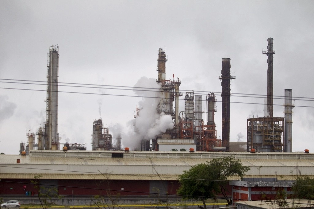 Además, para Pemex, en la medida que se contabilice e incremente el proceso hasta su plena capacidad en la refinería Olmeca y se capturen las eficiencias de las coquizadoras en construcción en Tula y Salina Cruz, “se convergerá a la auto suficiencia nacional en materia de combustibles”. Foto Cuartoscuro 