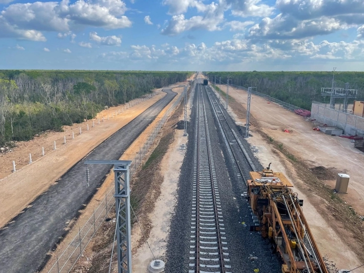 Labores de construcción del Tramo 5 del Tren Maya, en Playa del Carmen. Foto 