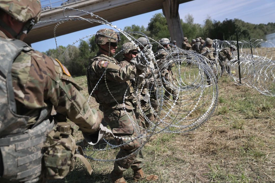 La instalación de más equipo en la frontera es uno de los disuasivos que la administración Trump pretende reforzar contra los cruces irregulares. En Imagen de archivo, maniobras en Hidalgo, Texas. Foto 