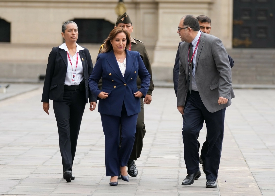 La recién nombrada presidenta de Perú, Dina Boluarte, previo a la conferencia con medios de comunicación en Lima, el 8 de diciembre de 2022. Foto Ap