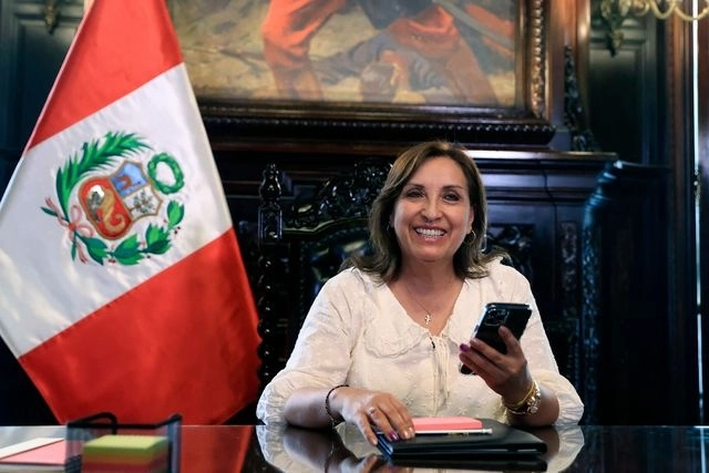 La nueva presidenta de Perú Dina Boluarte dijo que espera la visita del mandatario mexicano Andrés Manuel López Obrador. Foto Afp
