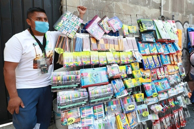 Por el regreso a clases del ciclo escolar 2022-2023, el comercio establecido de la Ciudad de México espera un derrama económica por tres mil 054 millones de pesos. Foto María Luisa Severiano